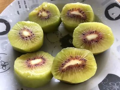 本土红心猕猴桃上市,今年还试种了不用剥皮的软枣猕猴桃